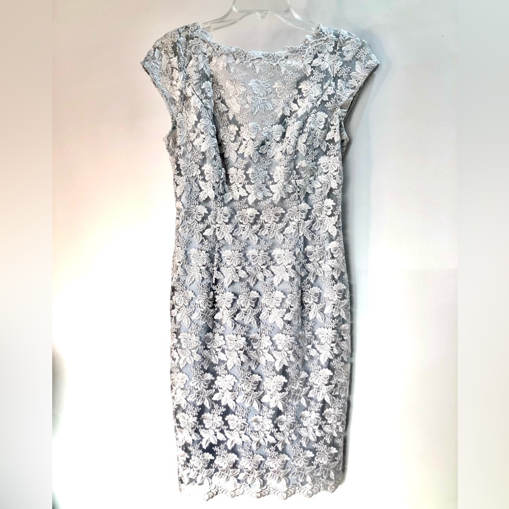 CHETTA B Silver/Light Gray Sleeveless Lace Size 2 Evening Party Dress.